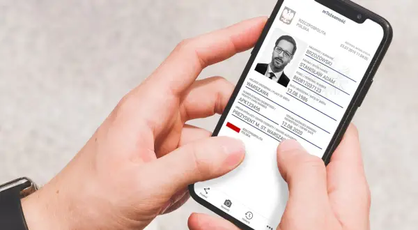 Na ekranie telefonu wyświetlony jest cyfrowy dowód osobisty. Czy jest obowiązek noszenia dowodu osobistego? Aplikacja mTożsamość odpowiada na pytania.