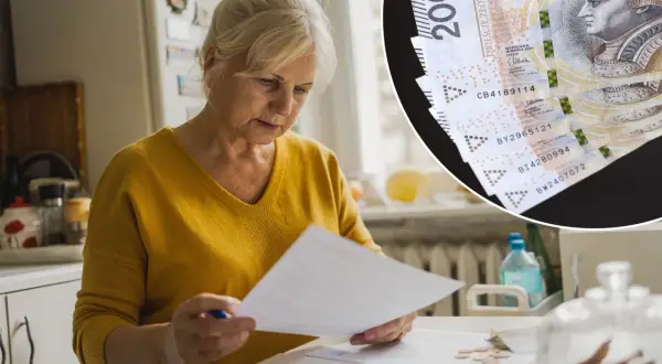 Starsza kobieta analizuje dokumenty, zastanawiając się, jak sprawdzić BIK osoby zmarłej. Obok leżą polskie banknoty 200 zł.
