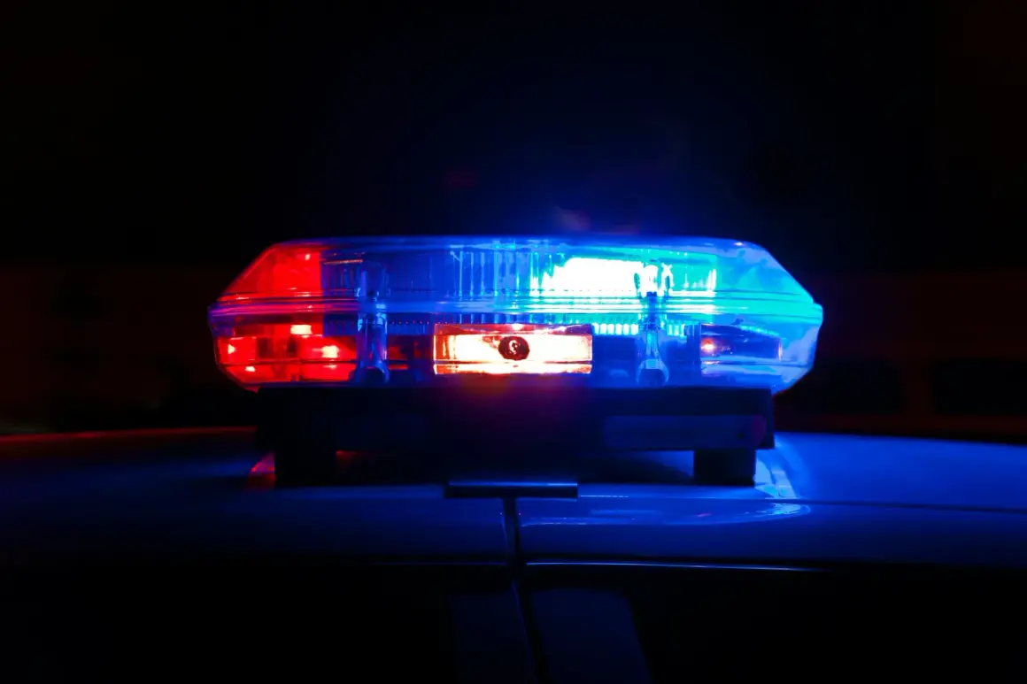 Migające światła radiowozu. Czy policjant może zabrać dowód osobisty do radiowozu? To pytanie często zadawane przez obywateli.