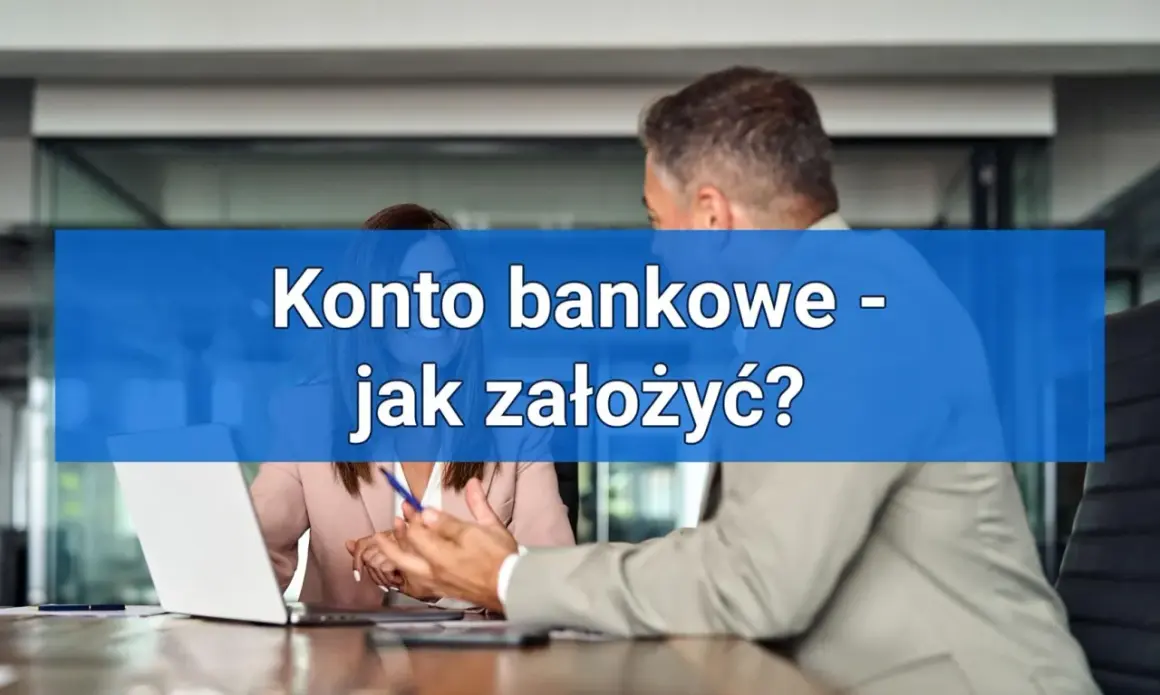 Konto bankowe - jak założyć? Dwoje ludzi dyskutuje przy biurku z laptopem, omawiając proces otwierania konta.