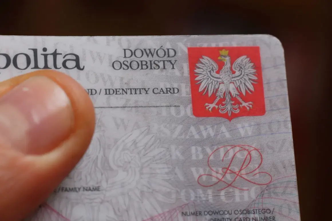 Fragment polskiego dowodu osobistego. Czy zgubienie dowodu osobistego trzeba zgłosić na policję? To ważne pytanie, gdy dokument zniknie.