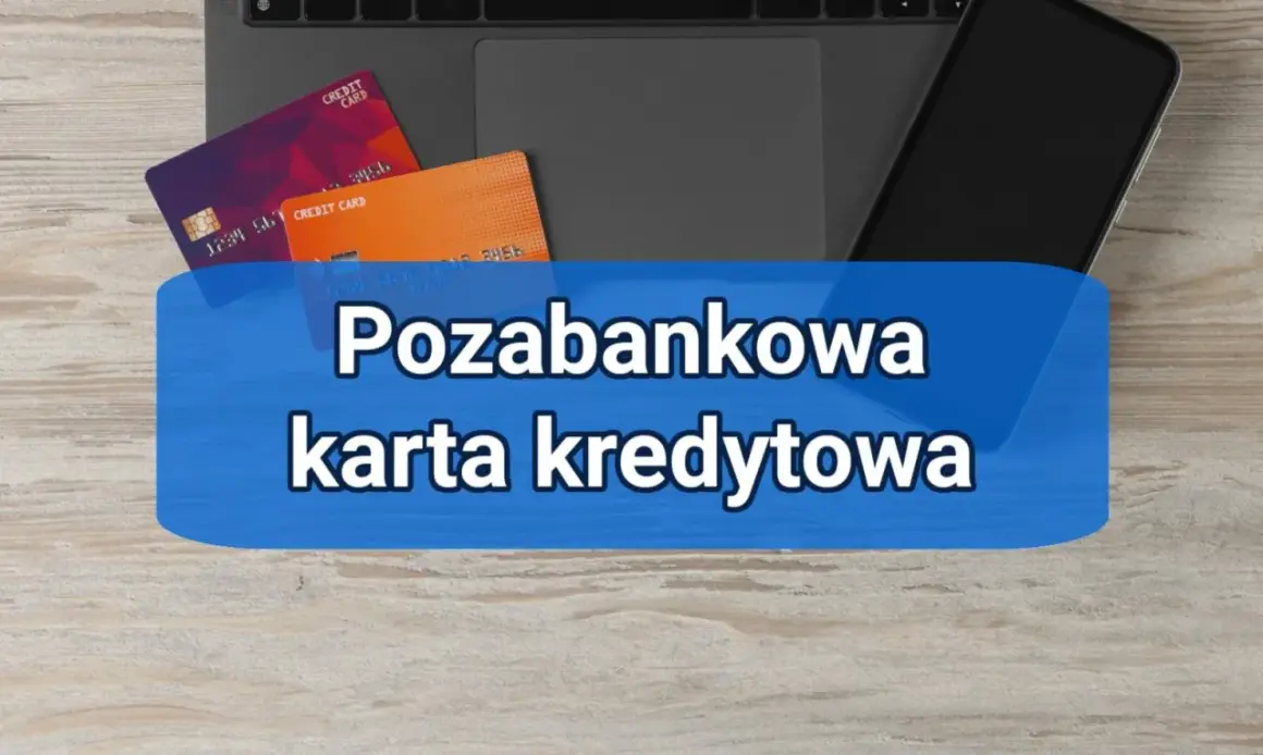 Karty kredytowe na tle laptopa i telefonu. Pozabankowa karta kredytowa to wygodne rozwiązanie finansowe.