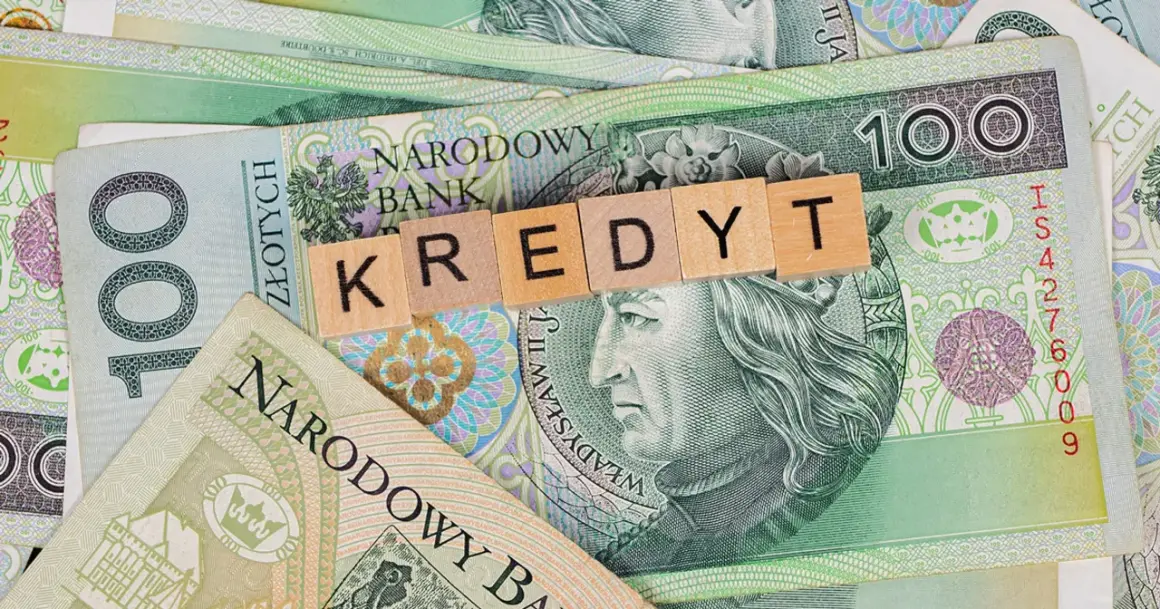 Kredyt dla emeryta 85 lat. Polskie banknoty 100 zł z literami tworzącymi słowo "KREDYT".