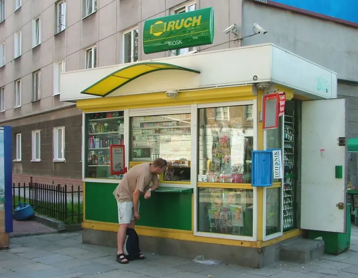 Kiosk RUCH: Zarobki do 8000 zł netto? Sprawdź realia!