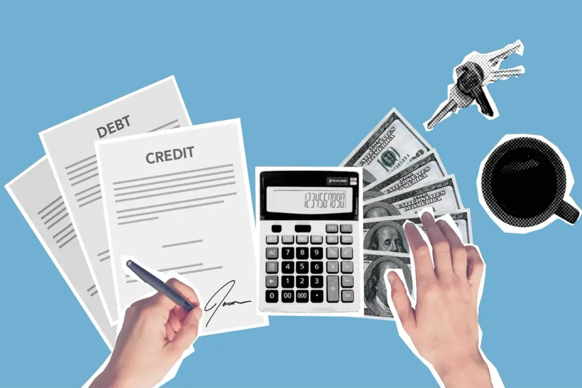 Ręka podpisuje dokument "CREDIT", obok kalkulator, pieniądze i klucze. To ilustracja tego, czym jest kredyt konsumpcyjny.