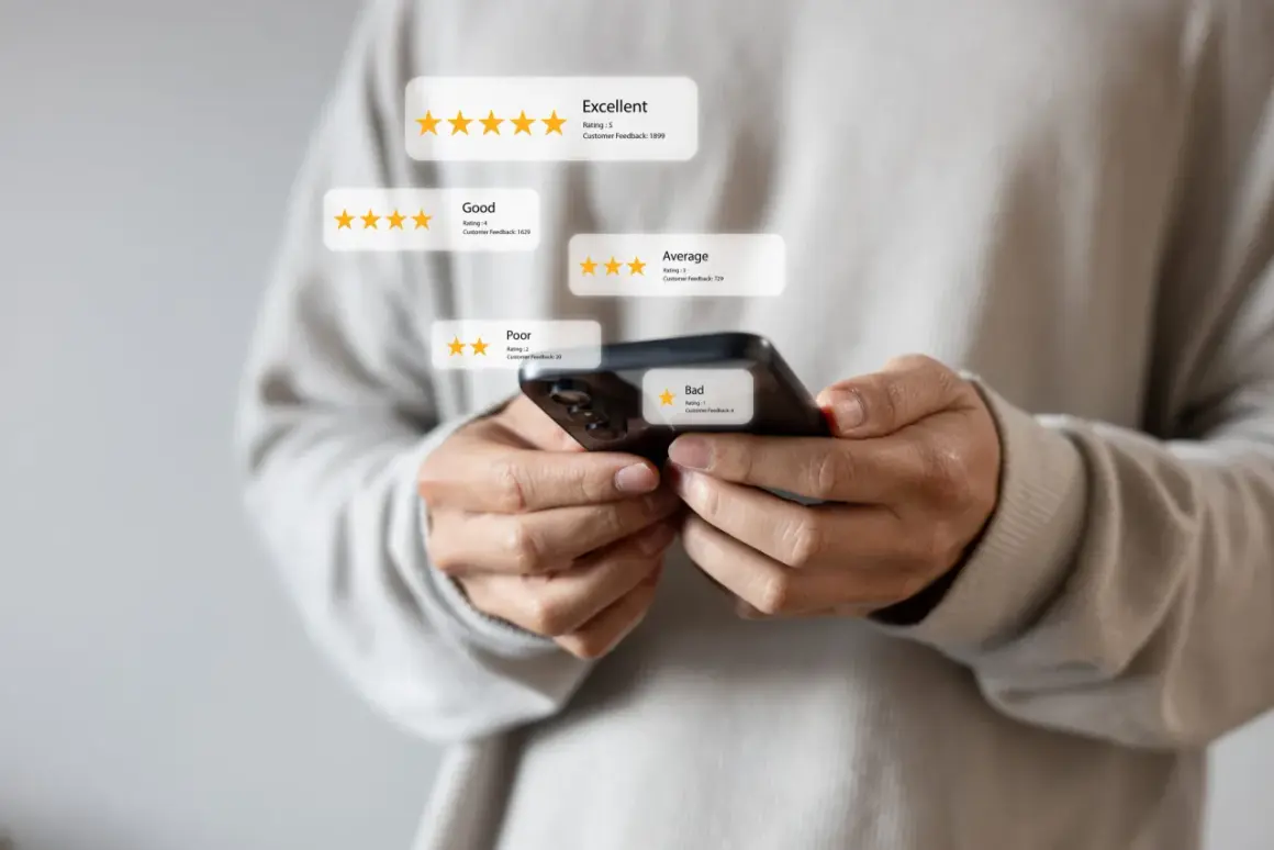 Osoba trzymająca smartfon sprawdza opinie o firmie, analizując oceny od "Bad" do "Excellent". To pokazuje, jak sprawdzić wierzytelność firmy.