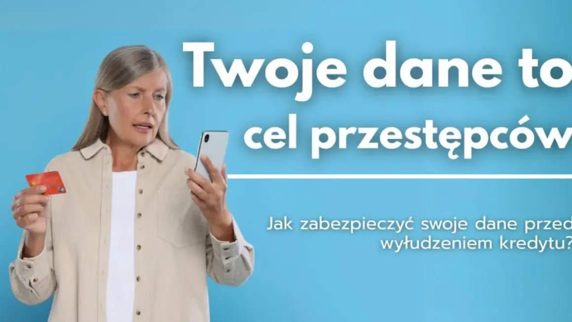 Kobieta z kartą kredytową i telefonem, ostrzeżenie przed oszustwami finansowymi i wyłudzeniem kredytu na telefon.