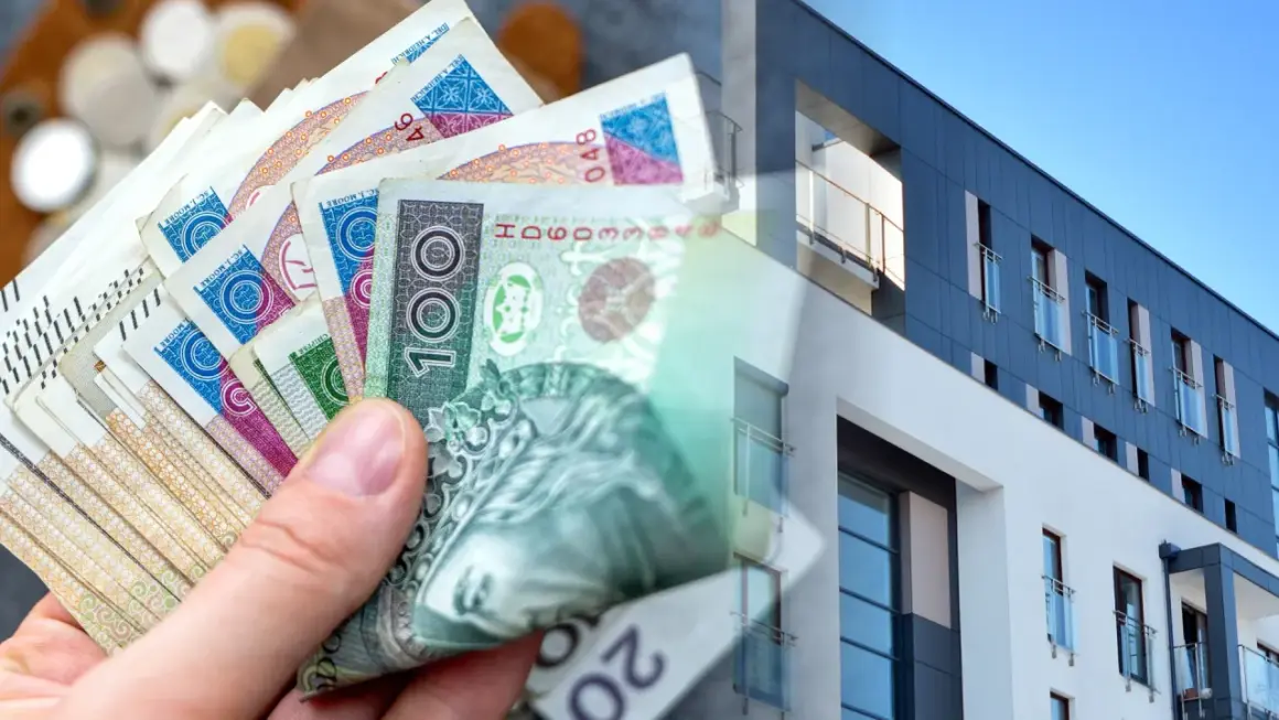 Dłoń trzyma polskie banknoty, symbolizujące kredyt na wkład własny na zakup nowoczesnego mieszkania.