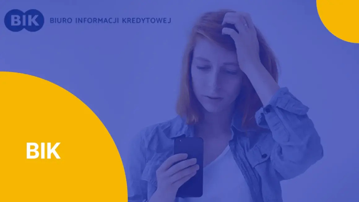 Zmartwiona kobieta z telefonem w dłoni. Zastanawia się, co ile aktualizuje się BIK.