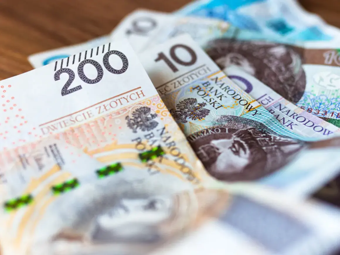 Zbliżenie na polskie banknoty o nominałach 200 i 10 złotych.