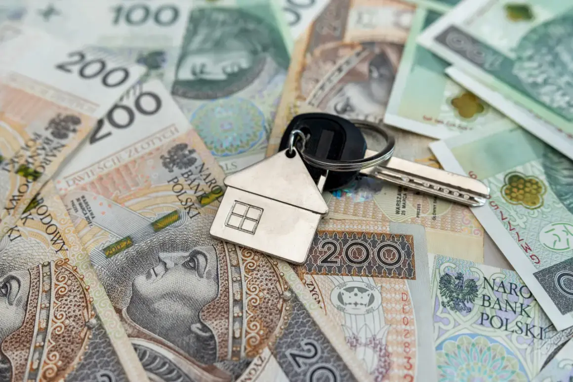 Klucze do domu na stosie polskich banknotów. Rozważasz kredyt inwestycyjny? Sprawdź oprocentowanie!
