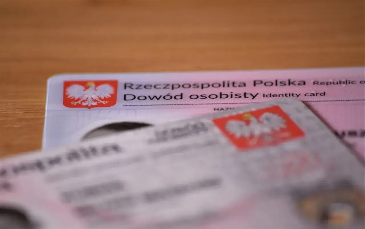 Polskie dowody osobiste na drewnianym tle. Czy zgubienie dowodu osobistego trzeba zgłosić na policję? Dowiedz się, co robić.