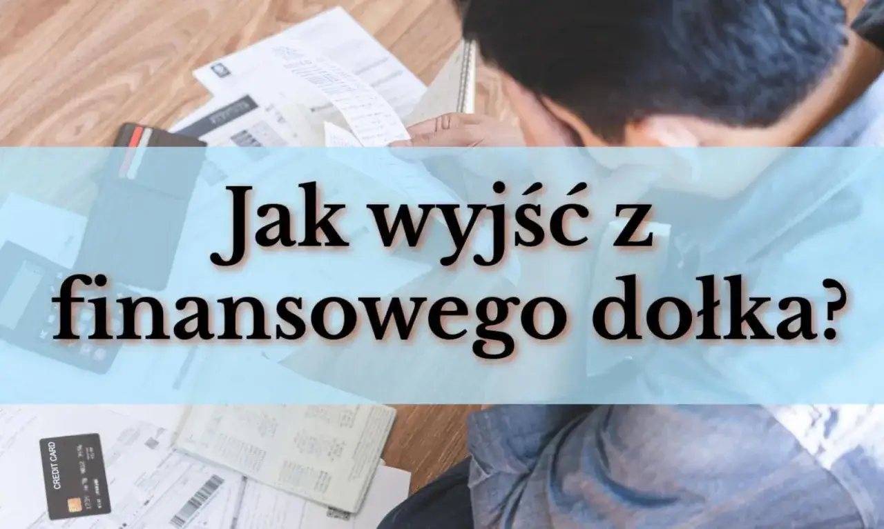 Zmagasz się z długami? Rozważ kredyt na spłatę długów, by odzyskać kontrolę nad finansami. Kalkulator i rachunki na stole.