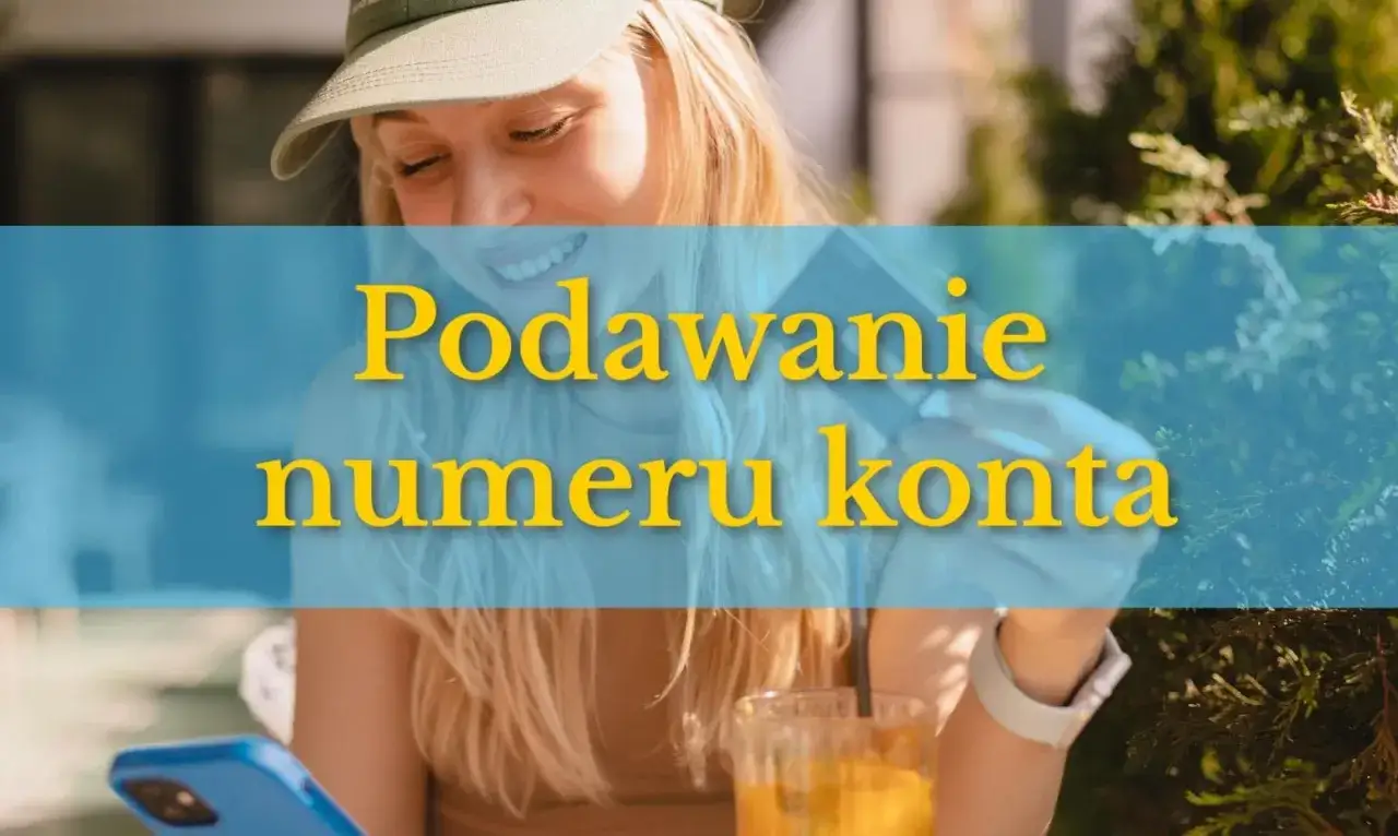 Uśmiechnięta kobieta z telefonem, przygotowująca przelew pozyczki na czyjes konto.