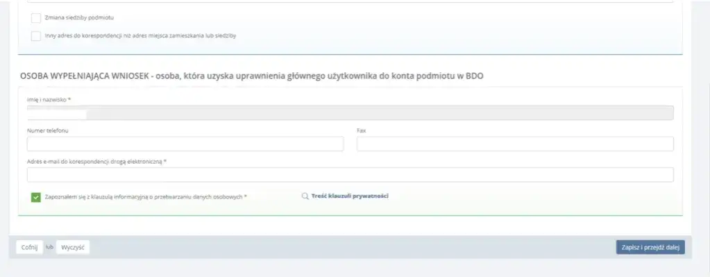 osoba wypełniająca wniosek urzędowy na komputerze