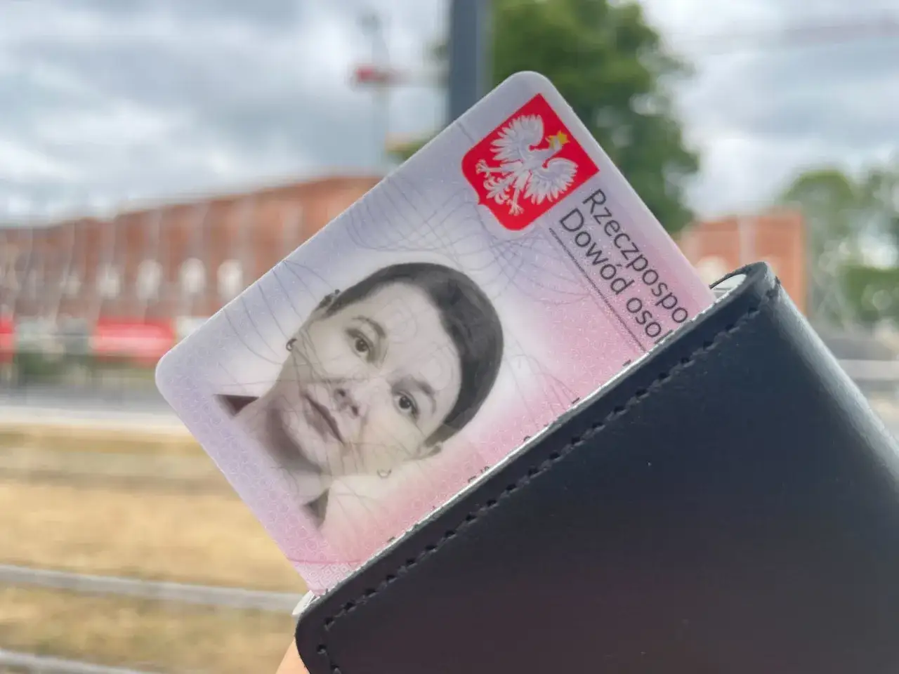 Dowód osobisty w portfelu. Czy jest obowiązek noszenia dowodu osobistego? Tak, w Polsce należy go mieć przy sobie.