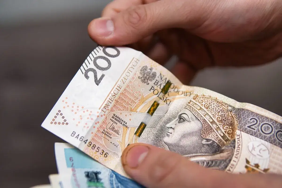 Dwieście złotych w rękach. Szykuje się przelew pozyczki na czyjes konto.