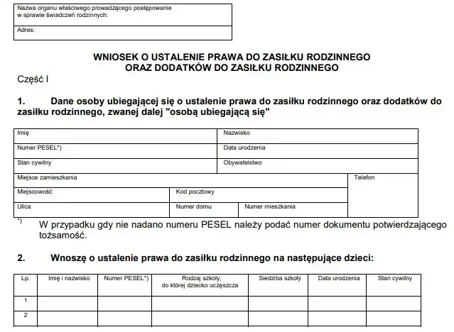rodzice wypełniający wniosek o świadczenie rodzinne