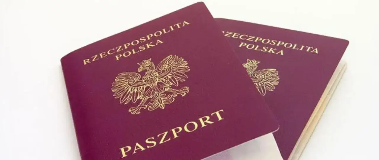 Dwa polskie paszporty. Dowiedz się, jak zastrzec paszport w razie zgubienia lub kradzieży.