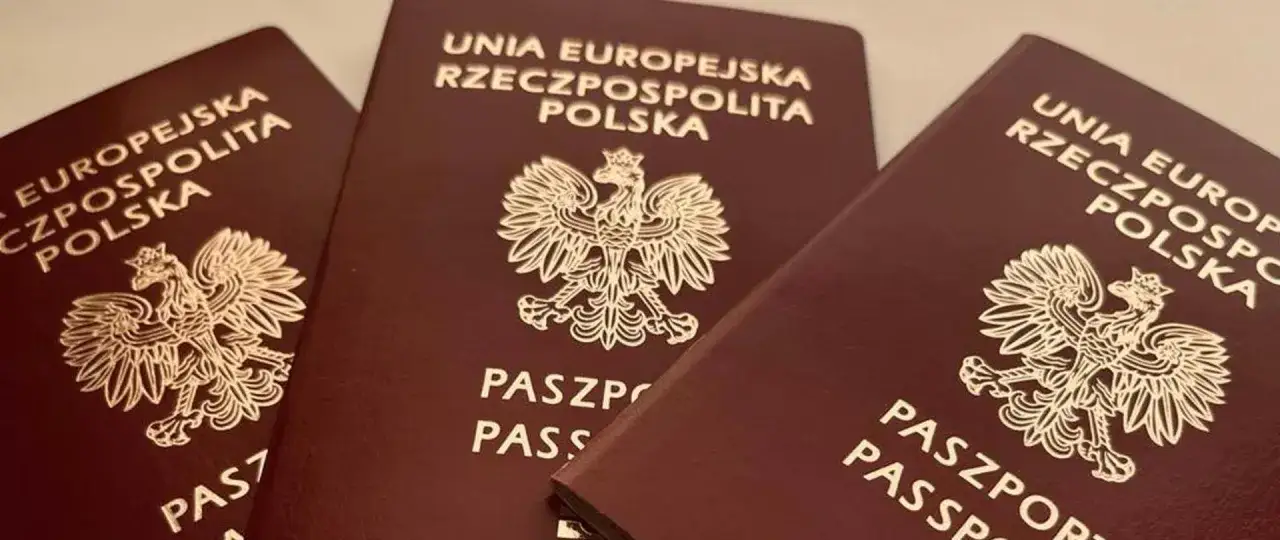 Trzy polskie paszporty z godłem orła. Zastanawiasz się, jak zastrzec paszport? Dokumenty są gotowe do podróży.