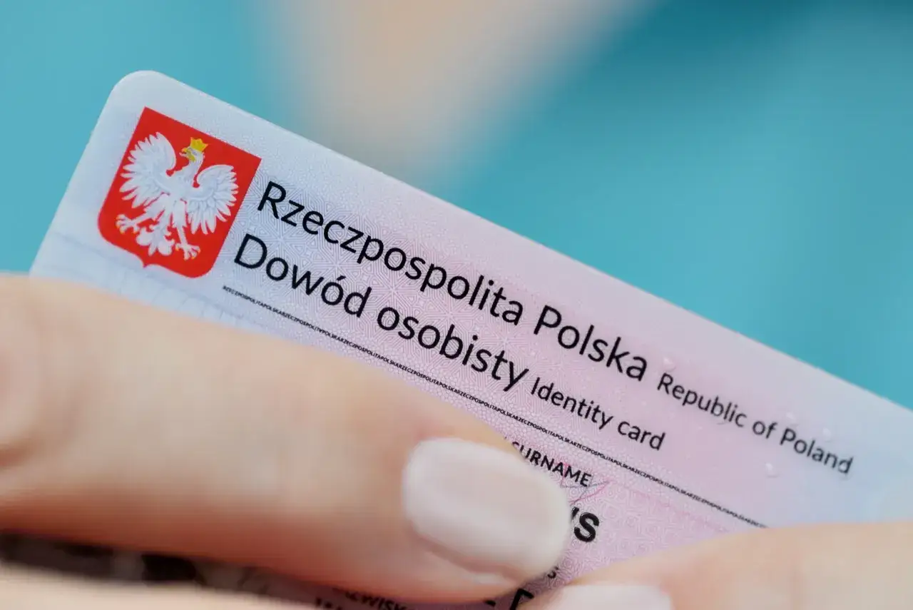 Dowód osobisty Rzeczypospolitej Polskiej. Zastanawiasz się, jak odblokować zastrzeżony dowód osobisty w banku? Ten dokument to klucz do wielu spraw.