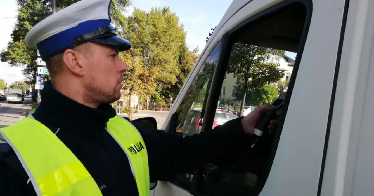 Policjant w kamizelce odblaskowej sprawdza dokumenty. Czy policjant może zabrać dowód osobisty do radiowozu?