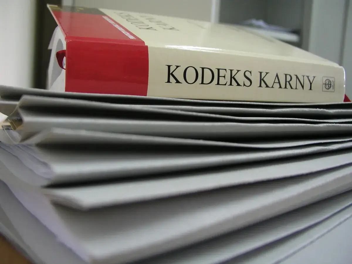 Stos dokumentów i Kodeks Karny. Policja bada sprawę wyłudzenia kredytu.