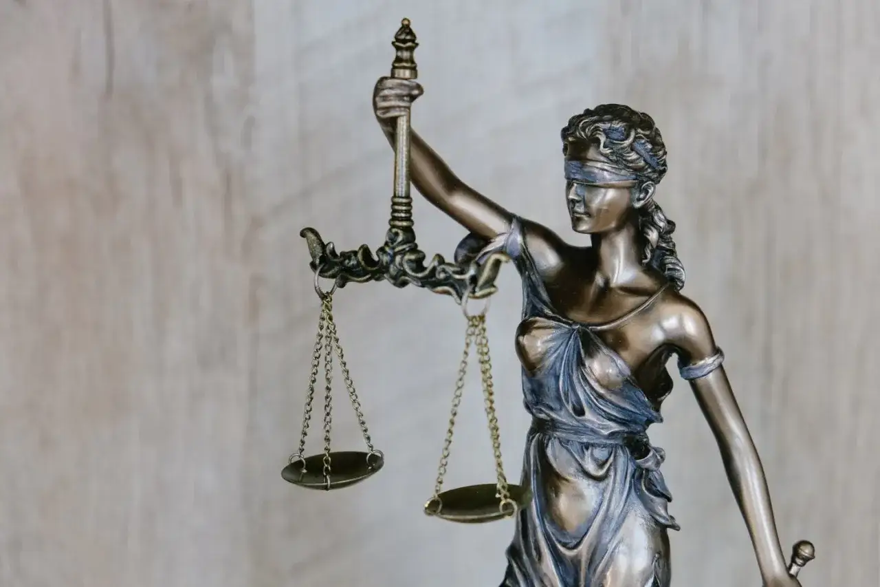 Figurka Temidy z wagą symbolizuje sprawiedliwość. Szukasz uczciwych firm oddłużeniowych?