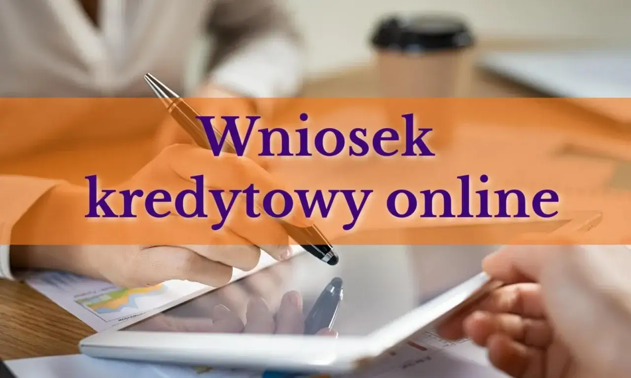 Dwie osoby wypełniają wniosek kredytowy online. Zastanawiasz się, ile się czeka na decyzję kredytową?