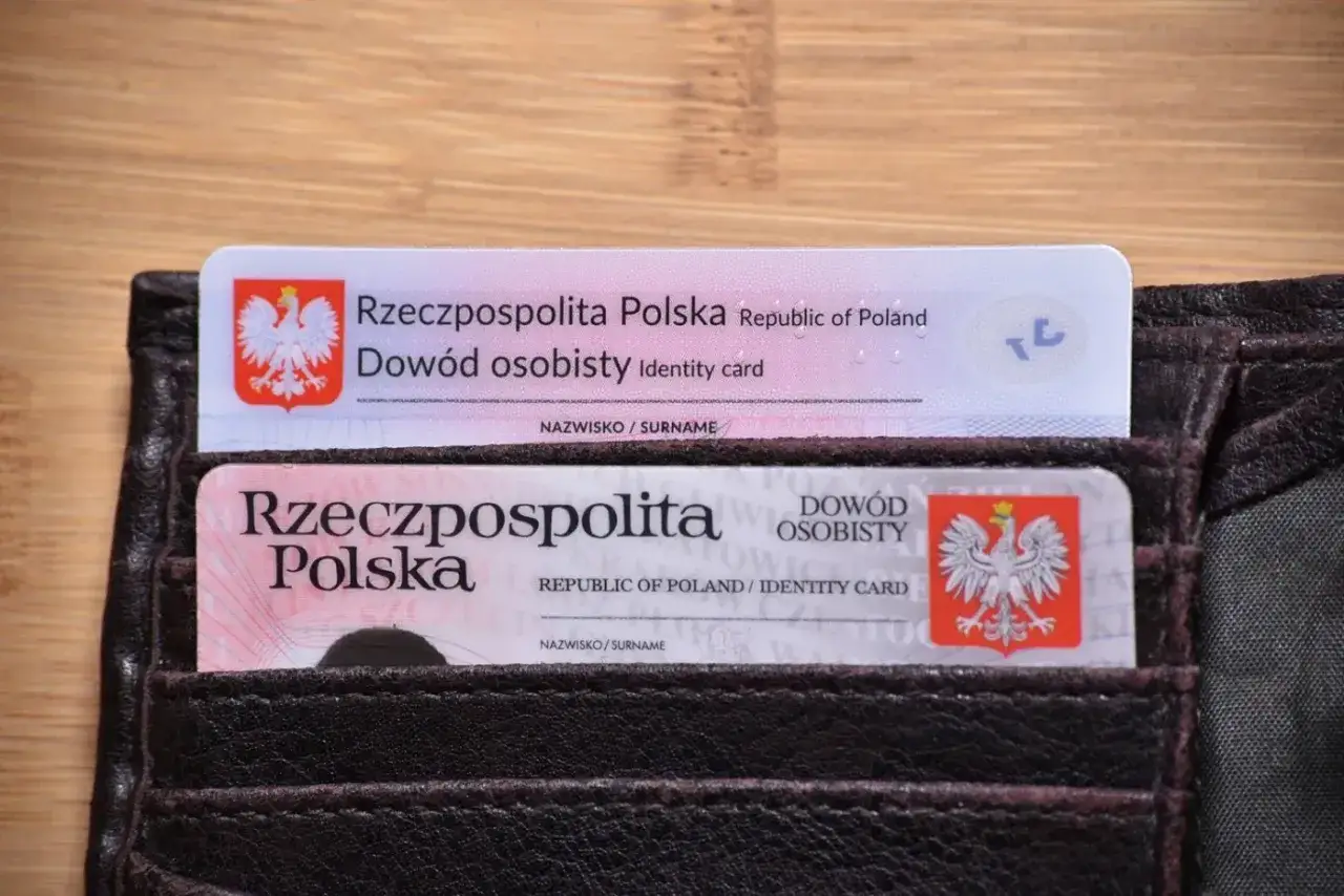 Dwa polskie dowody osobiste w ciemnej portmonetce. Pamiętaj, co można zrobic z czyims peselem – chroń swoje dane!