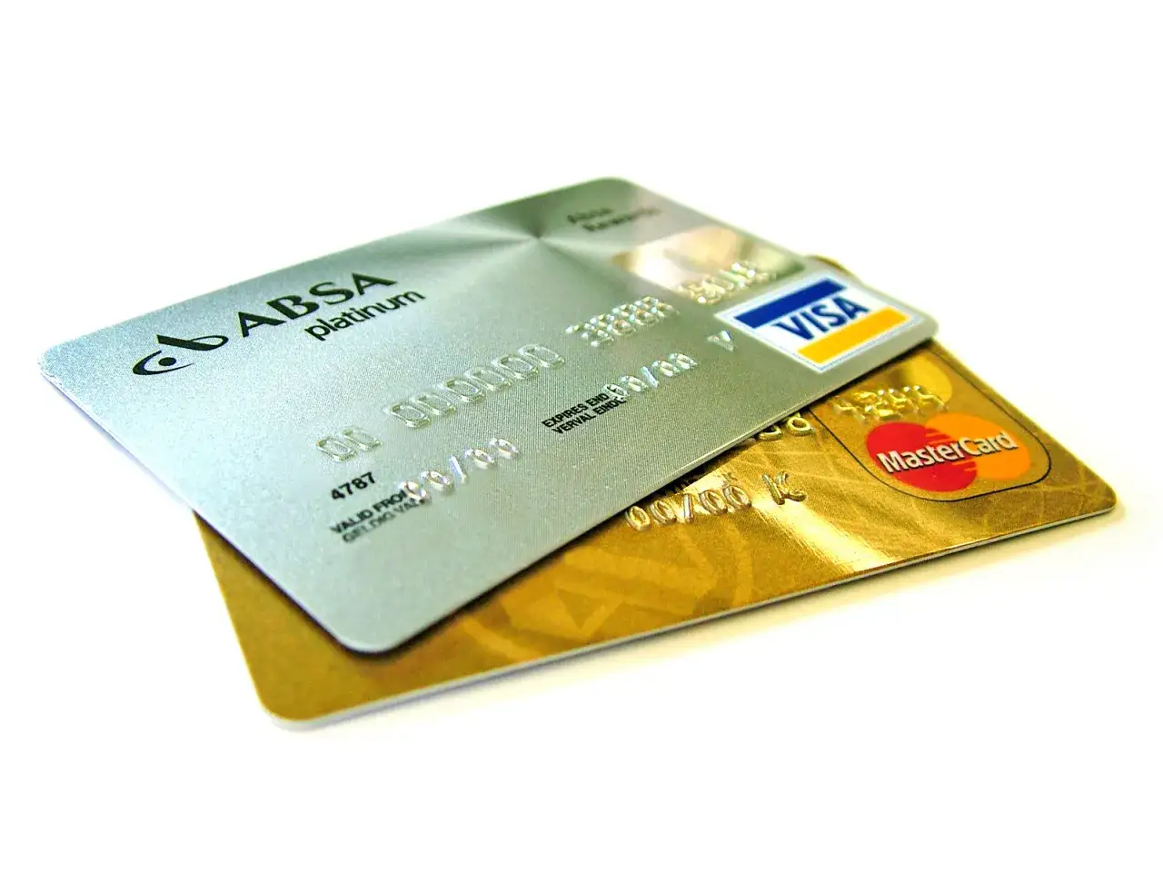 Karta kredytowa online bez BIK? Dwie karty płatnicze, ABSA Platinum i złota z logo Mastercard, leżą na sobie.