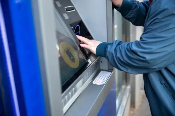 Wypłata gotówki w Żabce: Jak to zrobić? Limity i opłaty