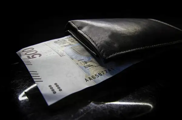 Czarna portmonetka z banknotem 500 zł. Zastanawiasz się, jaki suma limitów kredytowych co wpisać?