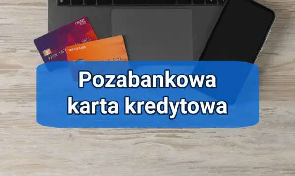 Karty kredytowe na tle laptopa i telefonu. Pozabankowa karta kredytowa to wygodne rozwiązanie finansowe.