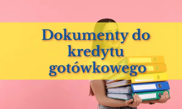 Kobieta trzyma stos segregatorów, symbolizujących dokumenty do kredytu gotówkowego.