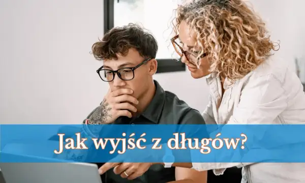 Para analizuje na laptopie opcje kredytu na spłatę długów. Kobieta doradza mężczyźnie, jak wyjść z finansowych kłopotów.