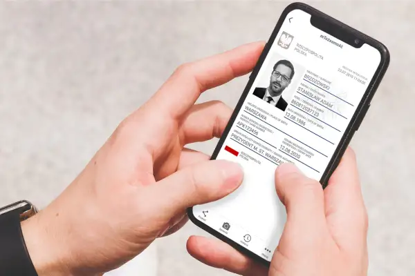 Na ekranie telefonu wyświetlony jest cyfrowy dowód osobisty. Czy jest obowiązek noszenia dowodu osobistego? Aplikacja mTożsamość odpowiada na pytania.
