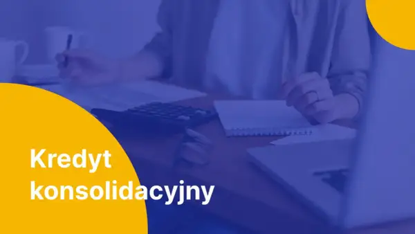 Kredyt konsolidacyjny: czy konsolidacja się opłaca? Analiza finansowa na biurku z kalkulatorem i notatnikiem.